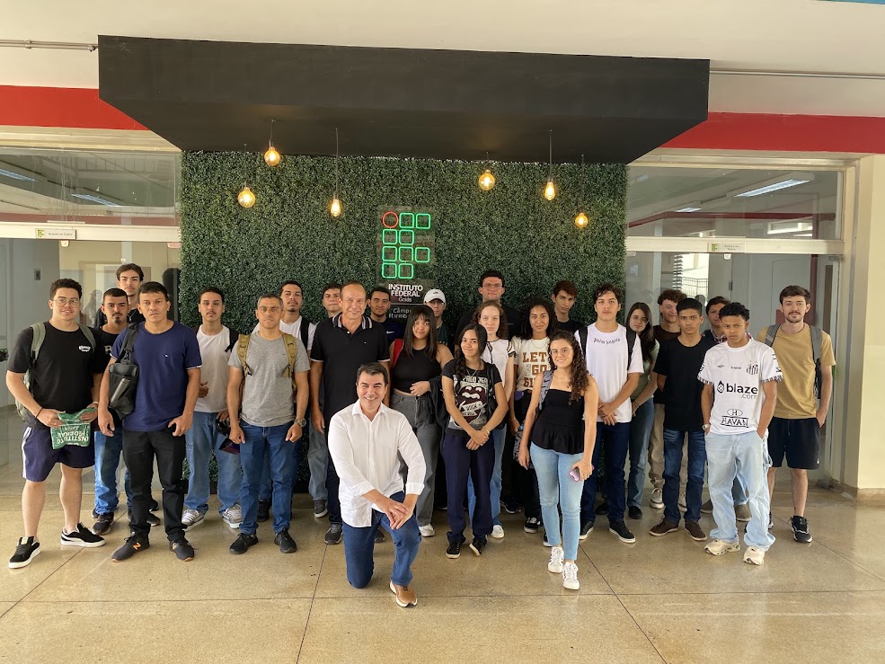 Gestores e alguns dos alunos ingressantes nos cursos de engenharia